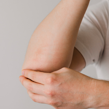 Jak pielęgnować suche łokcie? Co stosować?