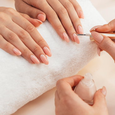 Co to jest aceton do paznokci? Jak i po co go stosować?