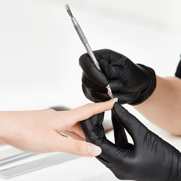 Manicure tytanowy – co to? Jak zrobić paznokcie tytanowe krok po kroku?