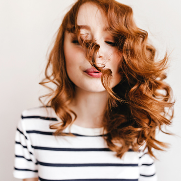 Trwała ondulacja włosów – co to jest i na czym polega?